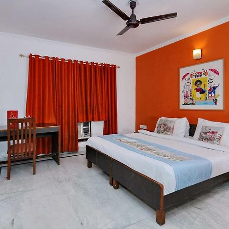 Oyo Flagship 592 Hauz Khas Village Нью-Дели Экстерьер фото
