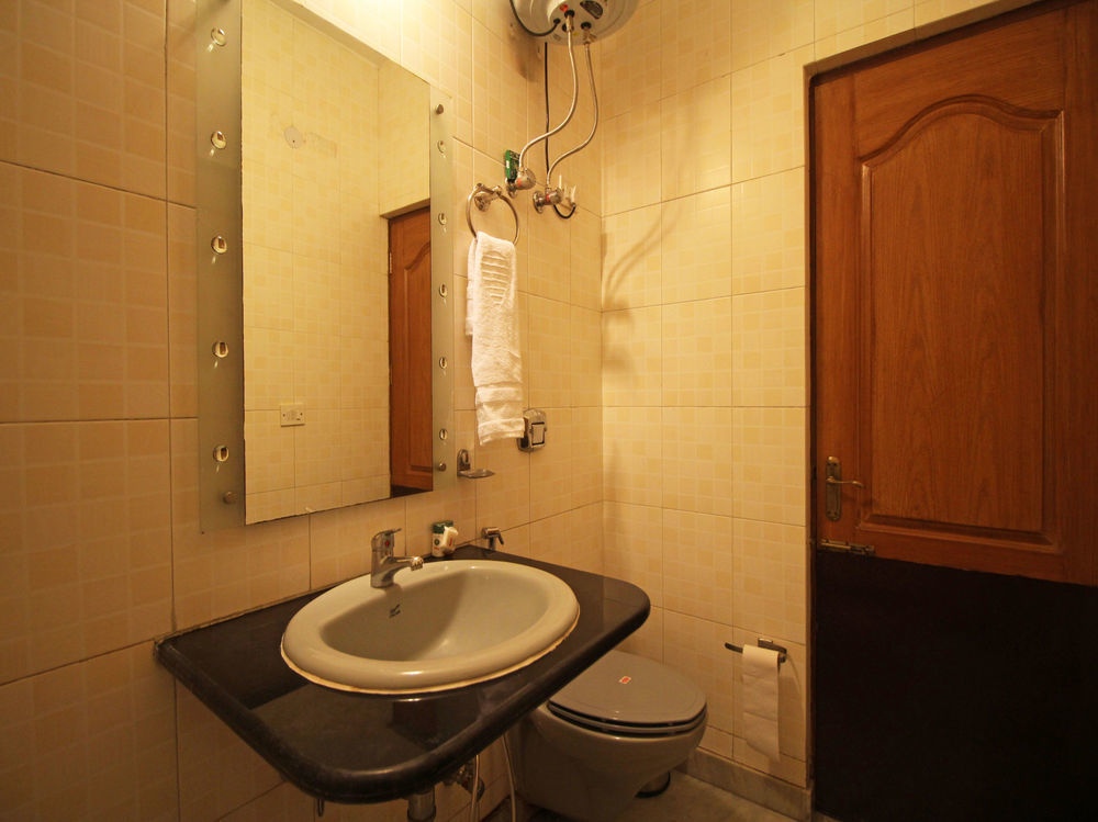 Oyo Flagship 592 Hauz Khas Village Нью-Дели Экстерьер фото